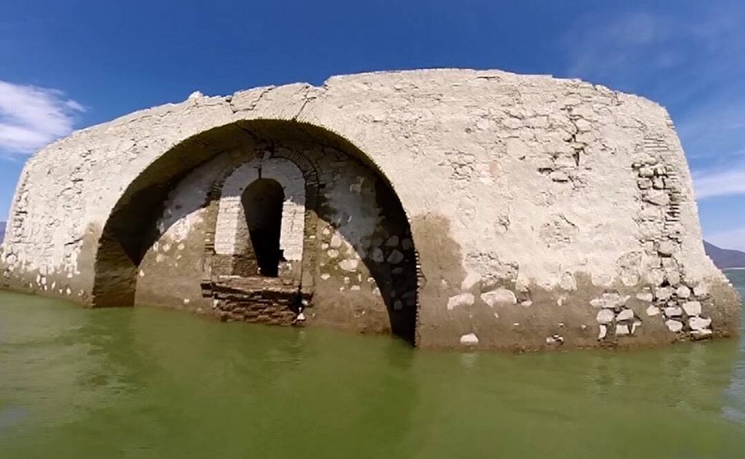 El agua de la presa Benito Juárez ha bajado su nivel en un 50 por ciento, dejando entrever la parte superior del templo. (FOTOS: EFE)