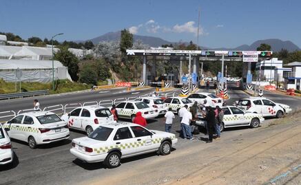 Tras 13 horas de bloqueo, taxistas liberan carretera Tenango-Ixtapan de la Sal