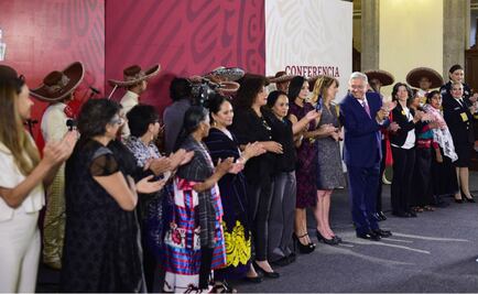 Con mariachi y chocolate, AMLO festeja a las madres en Palacio Nacional