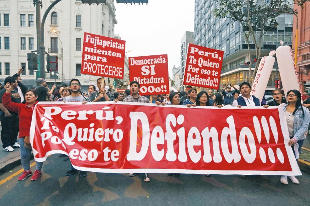 Enojo. Manifestantes peruanos protestaron el sábado pasado contra el Congreso y en defensa del presidente Kuczynski (GUADALUPE PARDO. REUTERS)
