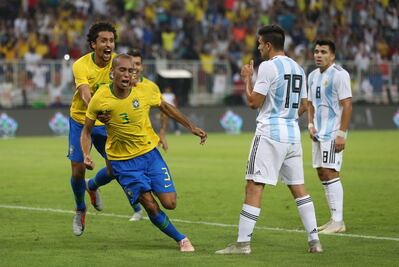 Brasil derrota sobre la hora a Argentina