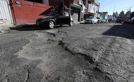 Piden a Sheinbaum identificar baches y coladeras en vías de CDMX para evitar accidentes