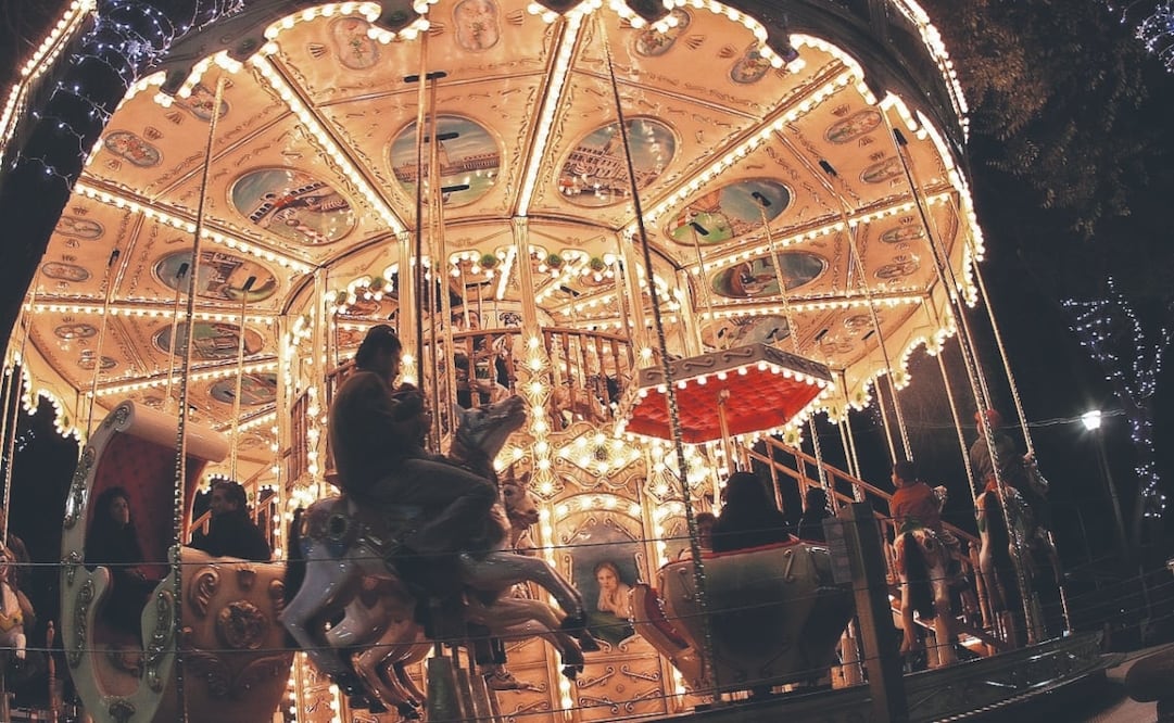 El carrusel del Bosque de Chapultepec es un hermoso juego mecánico de estilo veneciano con más de 2,500 focos. Foto: Archivo El Universal