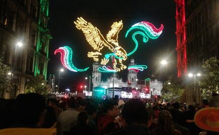 Continúa el arribo de personas al Zócalo para el "Grito de Independencia"