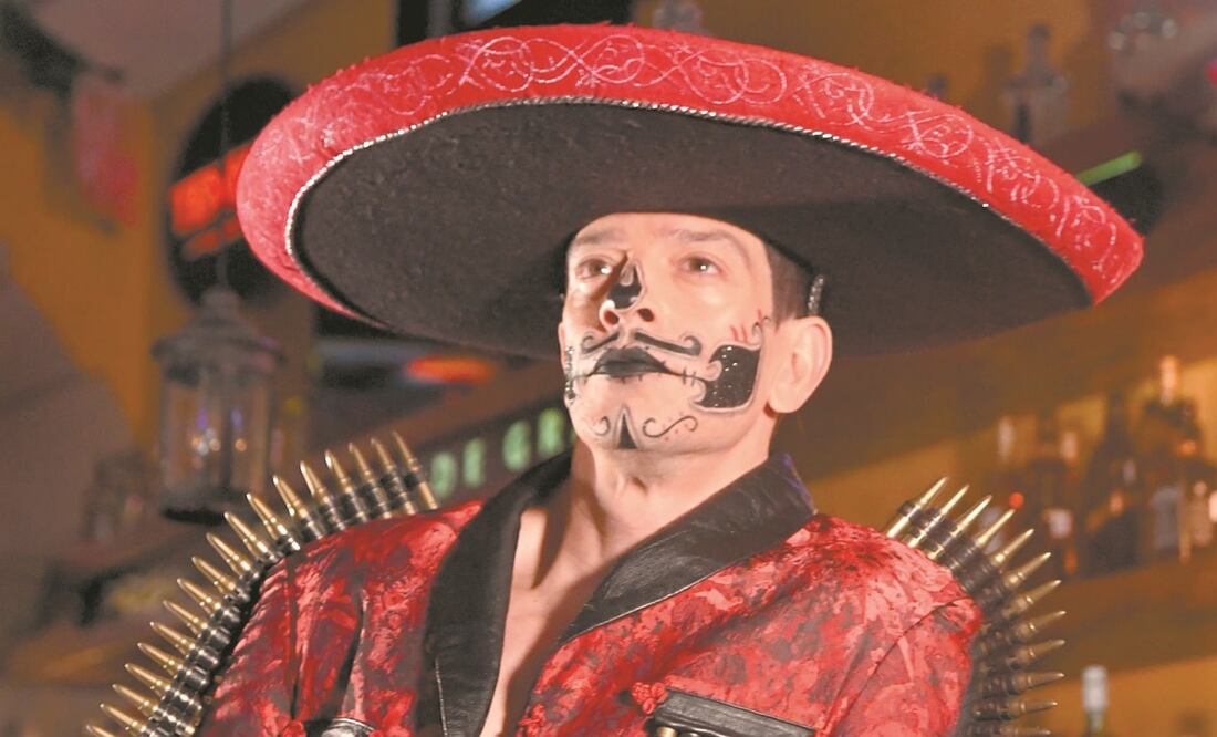 El también actor se divirtió en El Tenampa, donde incluso cantó con los mariachis. Fotos: Armando Martínez. EL UNIVERSAL