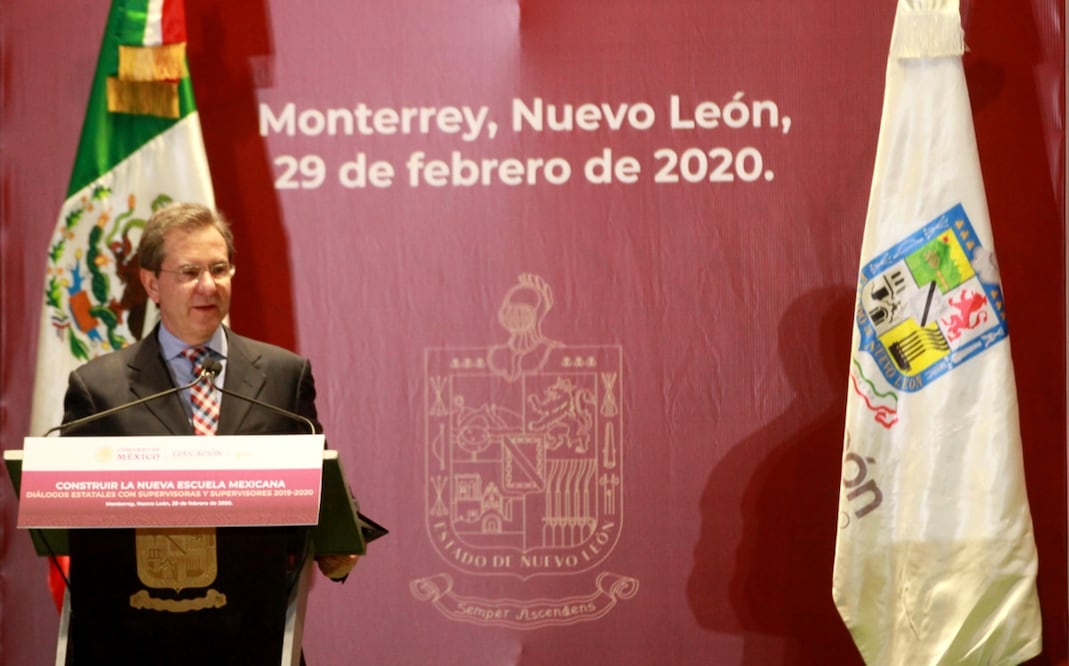 El secretario de Educación, Esteban Moctezuma, sugirió un nuevo saludo en las escuelas que evite el contacto físico de manos en las escuelas. Foto: @JaimeRdzNL