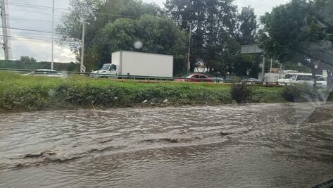 ¡Toma tus precauciones! Reportan inundaciones en carriles laterales de Periférico, a la altura de Mundo E