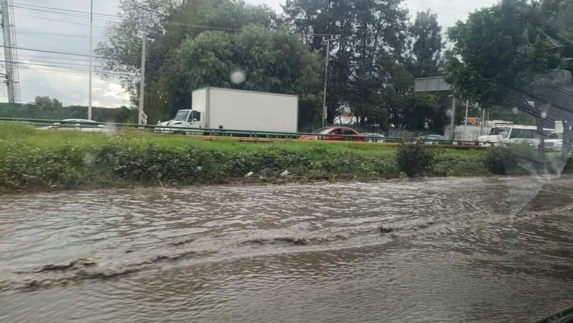 Los carriles laterales del Periférico se encuentran inundados, a la altura de la plaza comercial Mundo E. (Foto: especial)