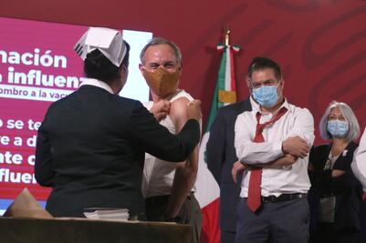 Vacunan contra la influenza a López-Gatell en plena conferencia