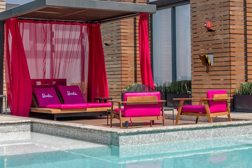El hotel acondicionó con camastros y velos rosas una zona exclusiva en la alberca. (Foto: Cortesía Hilton Mexico City Santa Fe)
