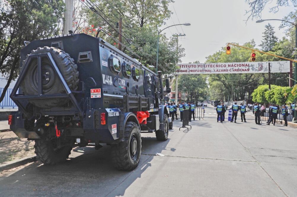 El retén de vigilancia limitó y desalentó la llegada a Canal 11 de grupos y contingentes de simpatizantes de los candidatos que participaron en el debate, en una zona que lució desierta. (IVÁN STEPHENS. EL UNIVERSAL)