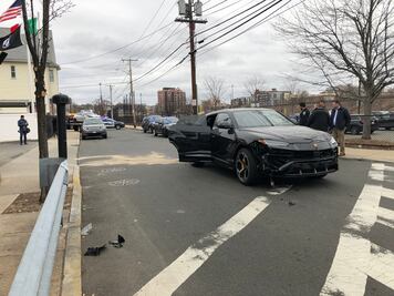 Menores roban, y chocan, dos Lamborghini Urus