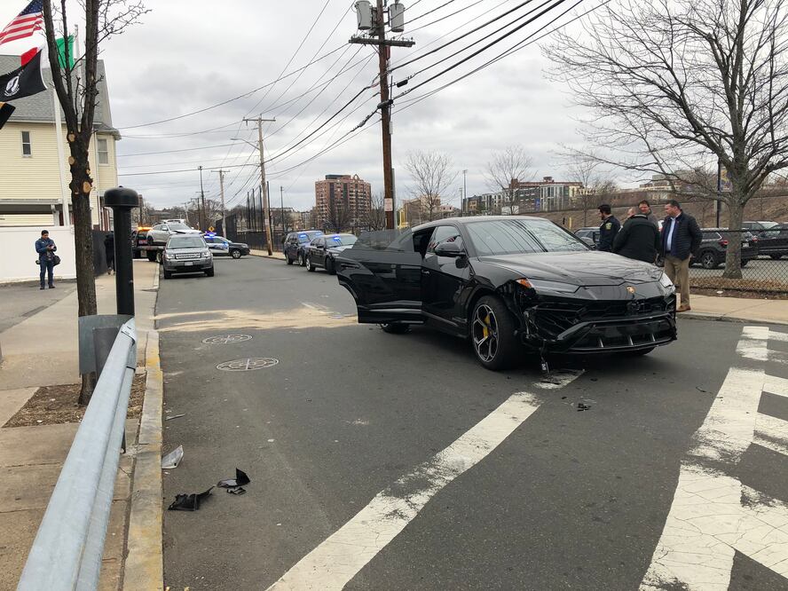 Menores roban, y chocan, dos Lamborghini Urus