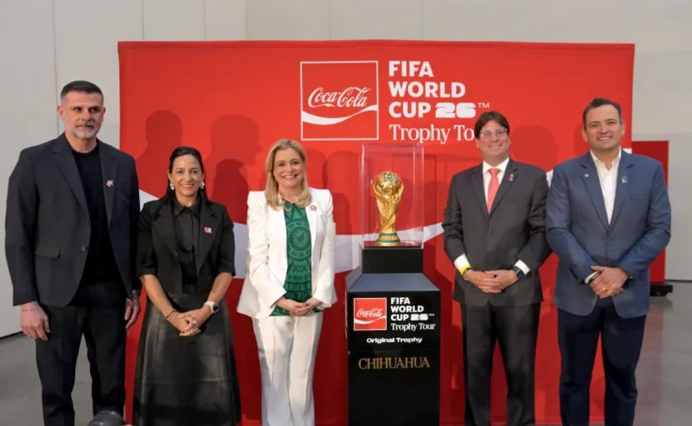 La gobernadora Maru Campos Galván recibió el trofeo de la Copa Mundial de Futbol, en la ceremonia realizada en el Centro de Convenciones Expo Chihuahua. Foto: Especial