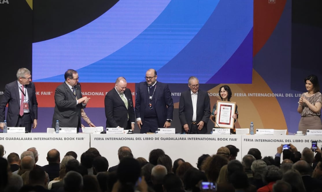 La escritora Coral Bracho recibiendo el Premio FIL de Literatura en Lenguas Romances 2023. Fotos: Fernanda Rojas/EL UNIVERSAL.