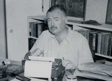 Libro cuestiona identidad sexual de Hemingway