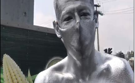 “Luis el plateado”, con cubrebocas brinda su fugaz espectáculo en las vialidades en CDMX