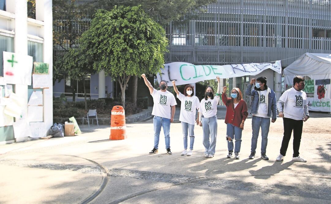Estudiantes del CIDE el viernes pasado, cuando elementos de Protección Federal llegaron a resguardar las instalaciones que los alumnos mantienen tomadas como protesta por las decisiones del Conacyt sobre ese centro de estudios. Foto: Carlos Mejía