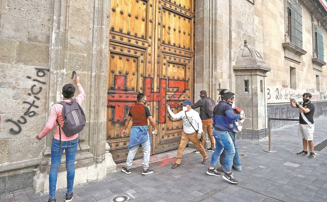 La Puerta Mariana de Palacio Nacional ha sido objeto de pintas. Foto: ARCHIVO EL UNIVERSAL