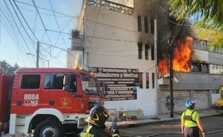 Incendio en departamento moviliza a cuerpos de emergencia en la Venustiano Carranza; evacúan a 18 personas y rescatan mascota