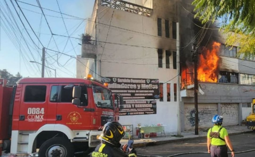 Se registra incendio en departamento de la alcaldía Venustiano Carranza; evacuan a 18 personas.
Foto: Especial.