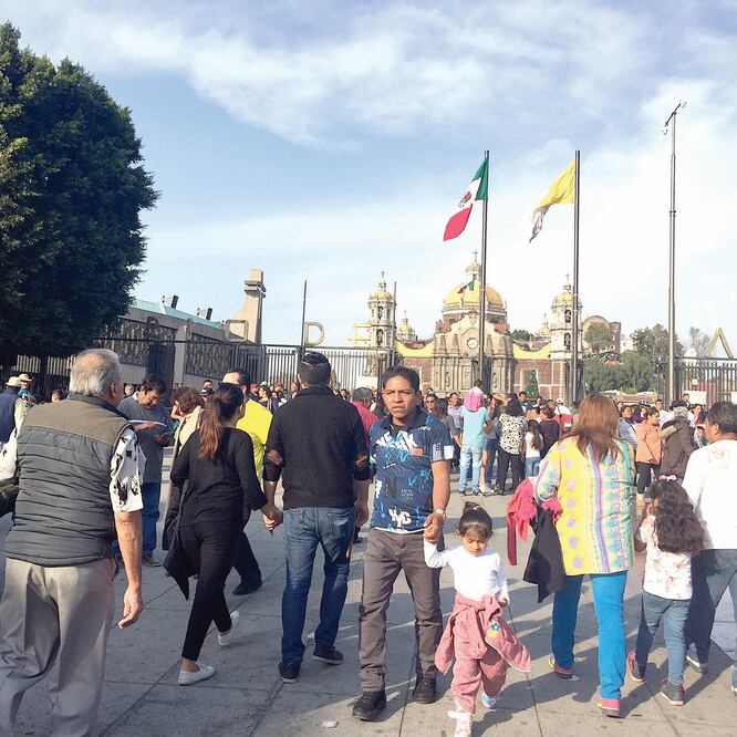 Familias visitaron a la Virgen de Guadalupe en la Basílica; no sabían que en la alcaldía GAM estaba vigente la fase 1 de contingencia ambiental. ANDREA AHEDO. EL UNIVERSAL