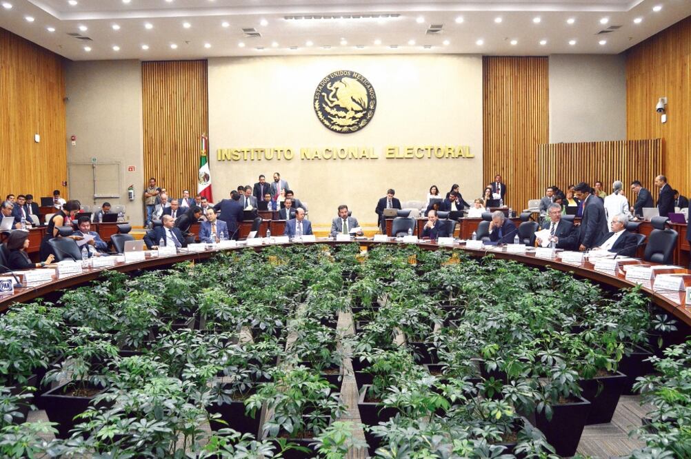 Los representantes de los partidos ante el INE solicitaron reformar al Reglamento de Radio y Televisión del instituto para hacer posible ese uso intensivo de spots, y permitir en campañas hasta tres versiones distintas (ARCHIVO EL UNIVERSAL)