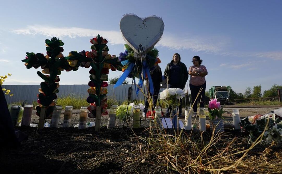 Monumento improvisado en el sitio donde los funcionarios encontraron decenas de personas muertas en un semirremolque abandonado. Foto: AP