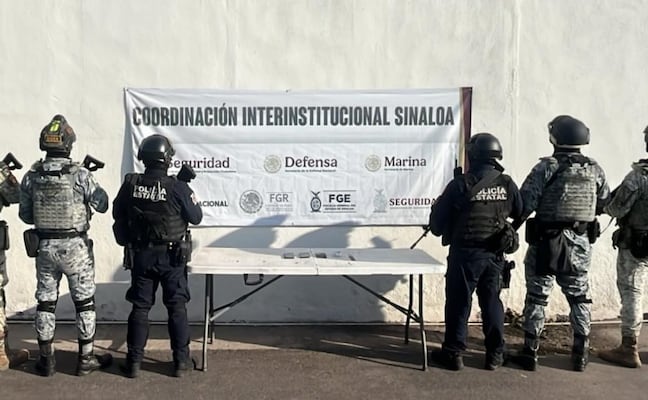 Aseguran 15 celulares durante varias revisiones en Centro Penitenciario de Culiacán; encuentran también cargadores, chips y un modem 