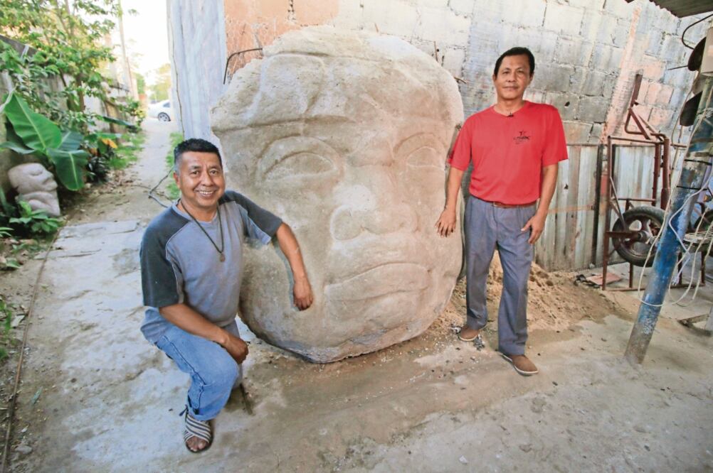 Los artistas José Guadalupe Garfias y Juan Hernández Navarro, quienes elaboran réplicas de cabezas olmecas, se dicen dispuestos a aportar sus conocimientos a las nuevas generaciones para fortalecer el proyecto del nuevo museo de arte. Foto: LUMA LÓPEZ.