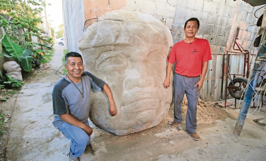 Los artistas José Guadalupe Garfias y Juan Hernández Navarro, quienes elaboran réplicas de cabezas olmecas, se dicen dispuestos a aportar sus conocimientos a las nuevas generaciones para fortalecer el proyecto del nuevo museo de arte. Foto: LUMA LÓPEZ.