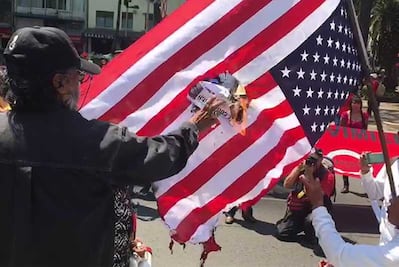 Queman bandera de EU frente a embajada en CDMX