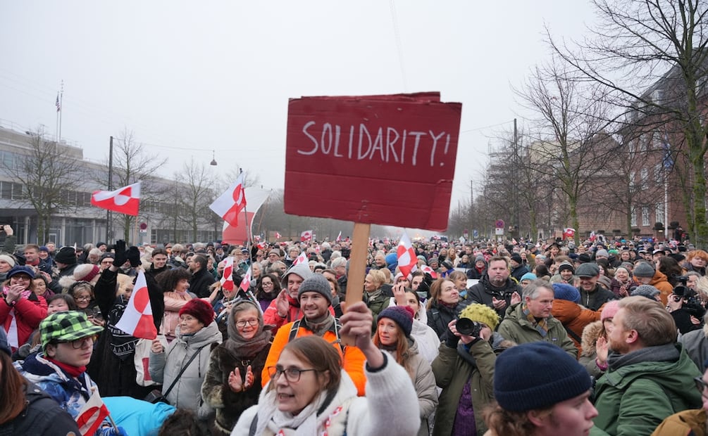 Al grito de "Groenlandia no está en venta", miles de personas protestan contra las amenazas del presidente de EU, Donald Trump, sobre Groenlandia. Foto: EFE