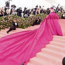 Gaga se viste y desviste en el MET