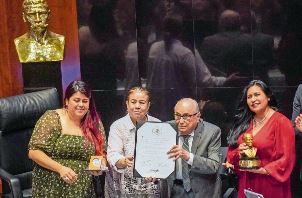 El Senado reconoció la labor del médico Alejandro Llausas Vargas por su profesionalismo. Foto: Cuartoscuro