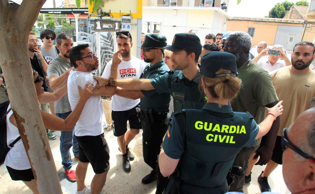 Simpatizantes de Podemos y el periodista de Libertad Periodista Digital, Bertrand Ndongo (2d), durante la visita que la secretaria general de Podemos, Ione Belarra, ha realizado a Torre Pacheco, junto a otros miembros de su partido, para mostrar su apoyo a los vecinos de la localidad tras los recientes episodios de violencia racista, este martes. Foto: EFE