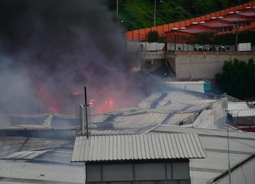 Incendio consume mueblería en avenida Gustavo Baz, Tlalnepantla