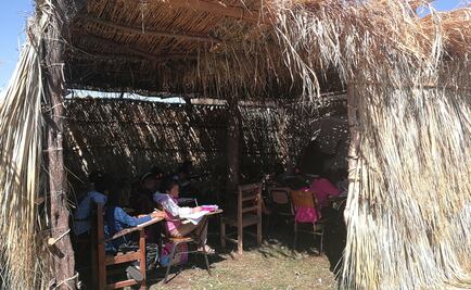 Padres construyen aulas de palma para que sus hijos vuelvan a clases en Oaxaca