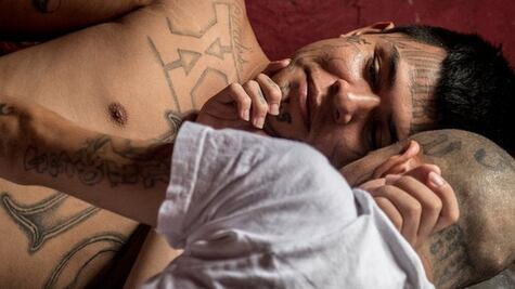 "Es más fácil matar a una persona que amar a un hombre": el documental sobre un pandillero homosexual