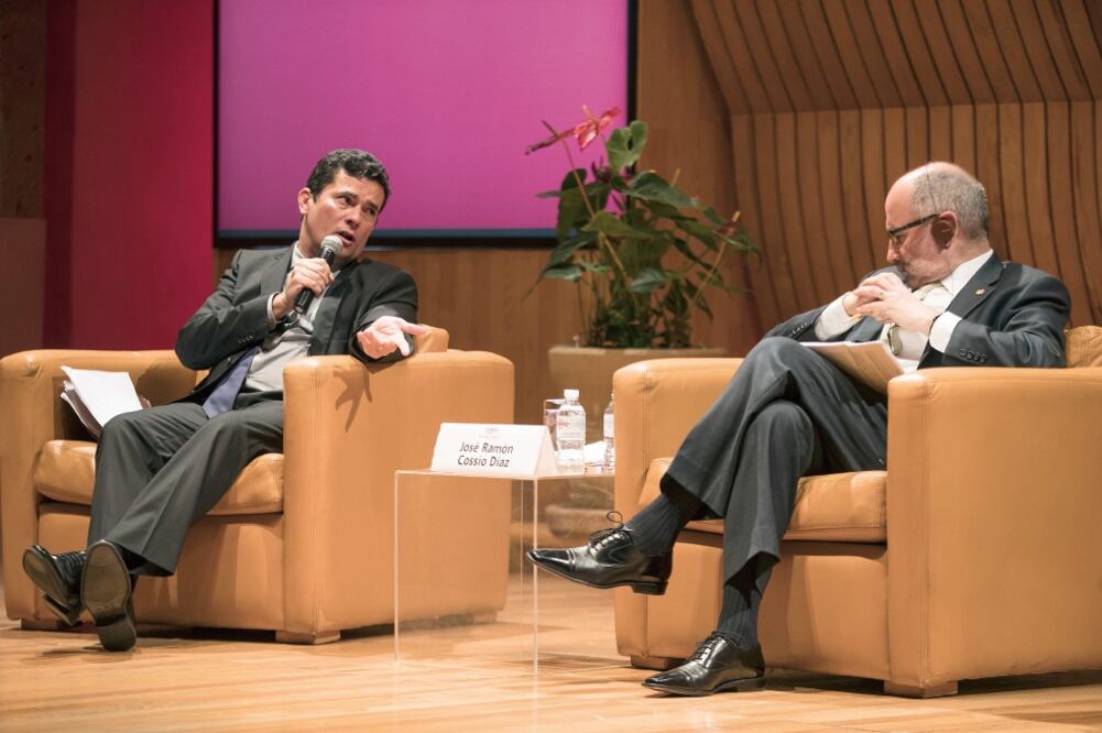 El juez brasileño Sergio Fernando Moro (izq.) compartió con el ministro José Ramón Cossío Díaz los avances de su país en temas judiciales y en especial de combate a actos corruptos cometidos por autoridades y empresarios. (CRISTOPHER ROGEL BLANQUET. EL U)