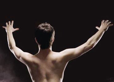 Con un premio, Daniel Radcliffe se suma al furor por los traseros