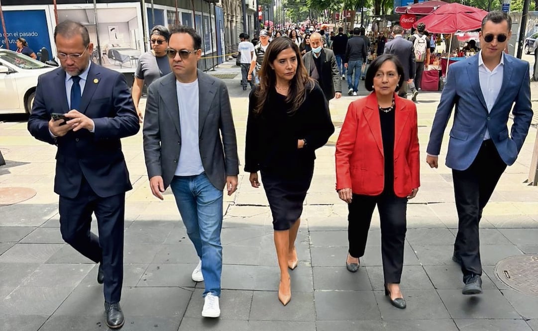 El senador Daniel Barrera de MC (izq.) fue el último en dar su postura en contra del dictamen de la reforma al Poder Judicial de la Federación. Foto: Especial