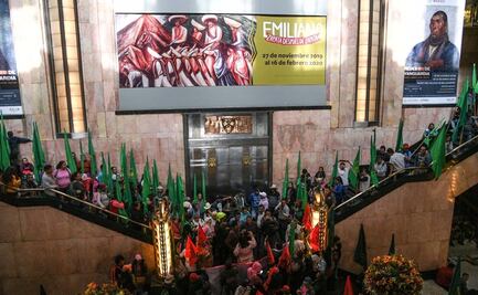 Campesinos bloquean Bellas Artes y exigen retirar Zapata feminizado