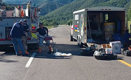 Volcadura de pipa y derrame de ácido nítrico provocan cierre de carretera en Sonora