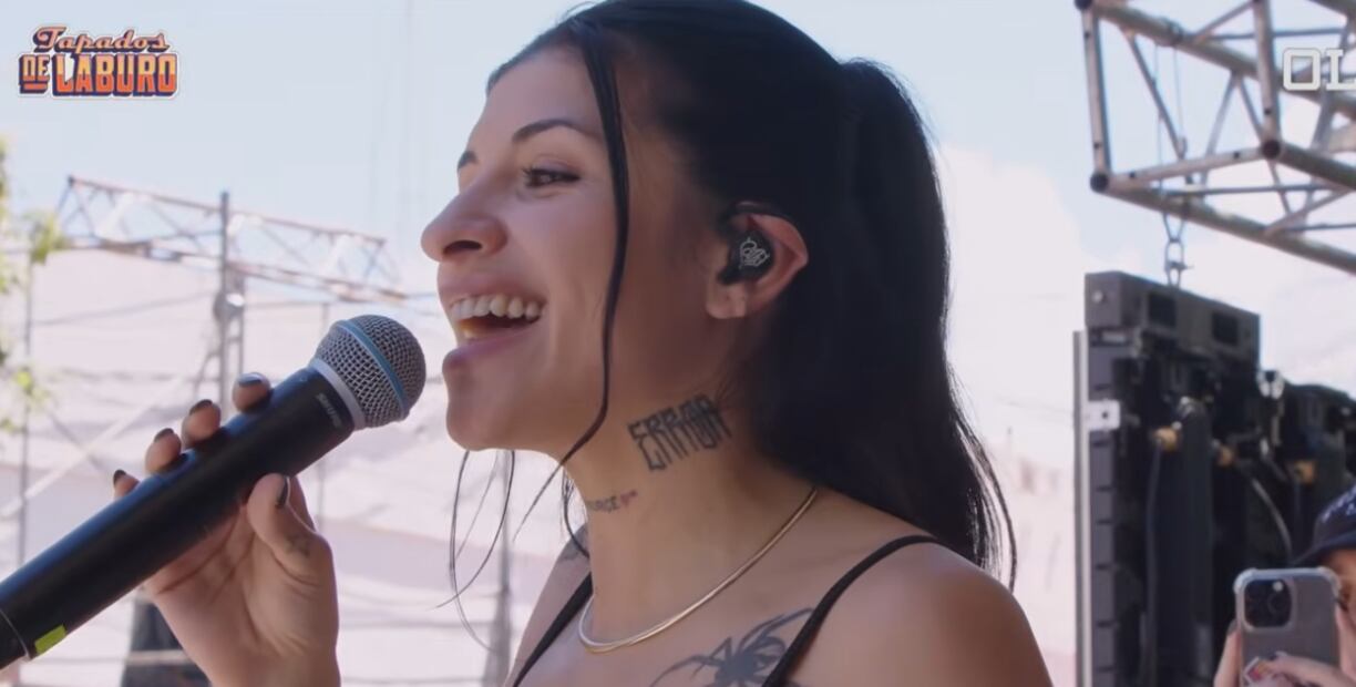 Cazzu cantando "Con otra" en la Plaza Belgrano de Jujuy, Argentina.
Foto: YouTube