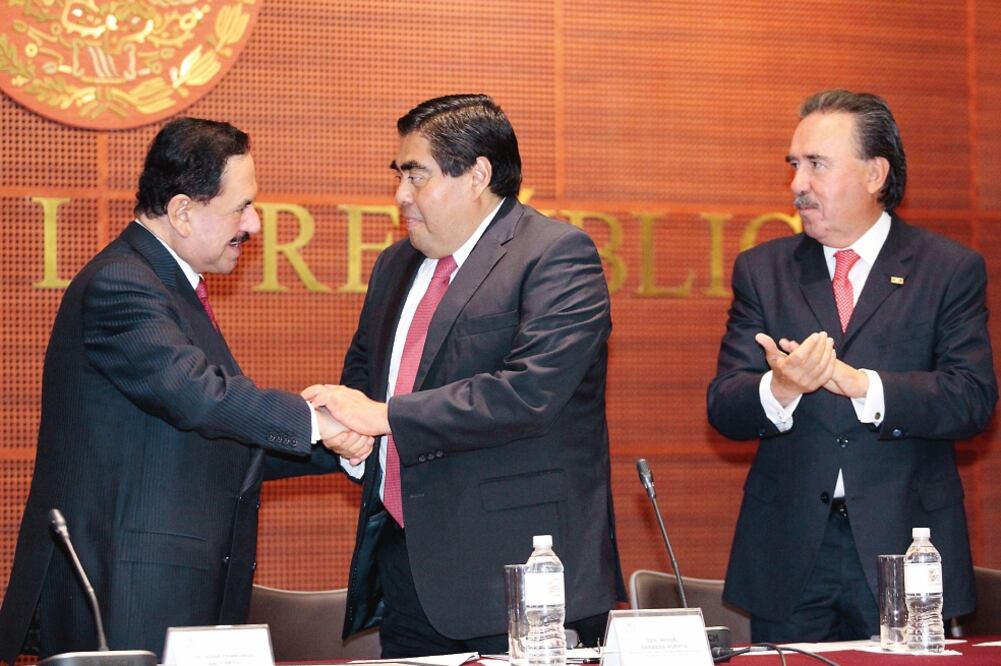 El Licenciado Juan Francisco Ealy Ortiz, Presidente Ejecutivo y del Consejo de Administración de EL UNIVERSAL, recibió un reconocimiento del Instituto Belisario Domínguez del Senado (FOTOS: LUCÍA GODÍNEZ. EL UNIVERSAL)