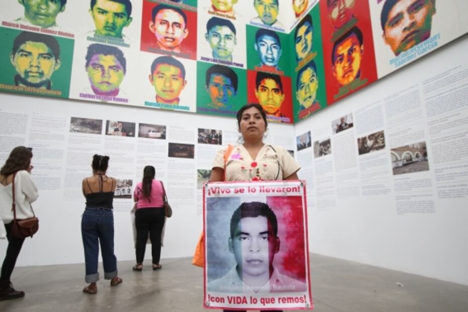 Familias de los 43 normalistas desaparecidos visitan muestra de Ai Weiwei