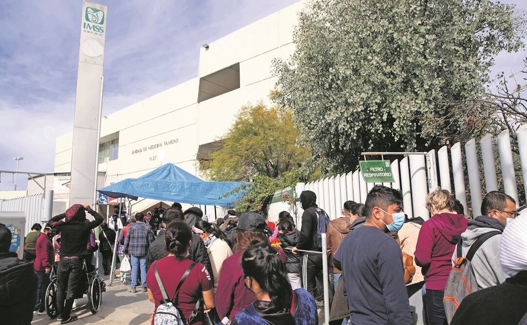 Afuera de la Clínica 27 del IMSS, en Tijuana, había ayer derechohabientes con más de 20 horas de espera para obtener una ficha y hacerse una prueba Covid. Foto: Aimee Melo/ EL UNIVERSAL