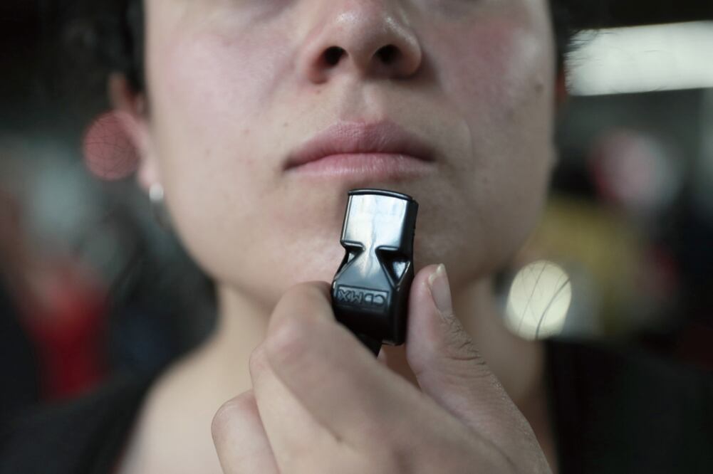 Algunas usuarias del transporte público entrevistadas por este diario relataron sus experiencias con el uso de la herramienta y coincidieron en que al activarla, las autoridades no respondieron al llamado. (ALEJANDRA LEYVA. EL UNIVERSAL)