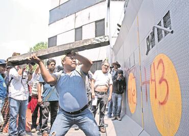 Normalistas de Ayotzinapa atacan el Batallón de Infantería de Iguala